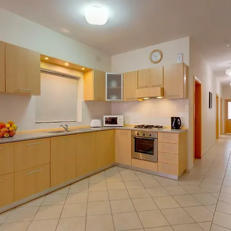 Spacious, Location * Σλιέμα